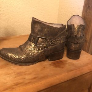 Freebird black/gold metallic bootie
